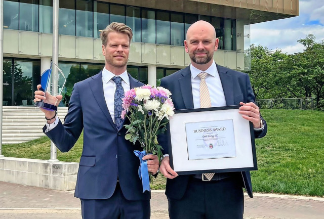 Hans-Christian Schulze och Richard Larsson, IOWN Energy vann SACC USA Business Award 2023.