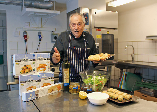 Greken själv, Vasilios Chatzoudis med ett urval av sina grekiska produkter.